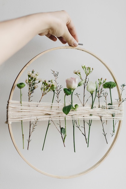 ručne vyšívaný kvetinový motív